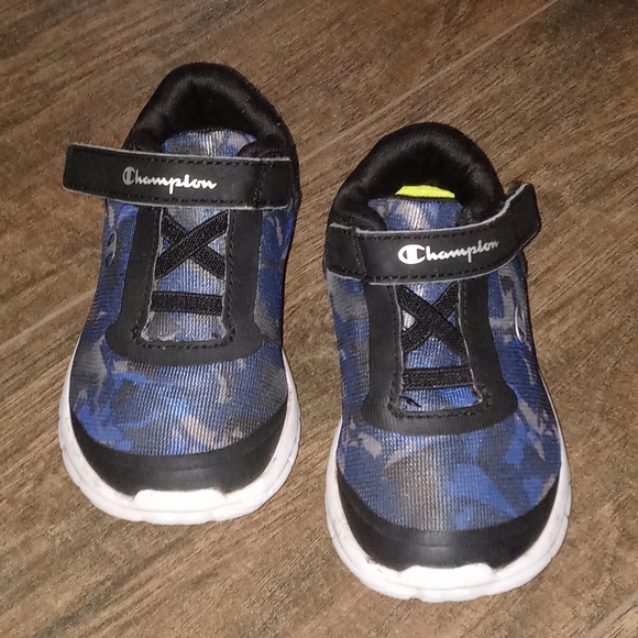Champion black/blue size 6 boys toddler sneakers. - Picture 1 of 4